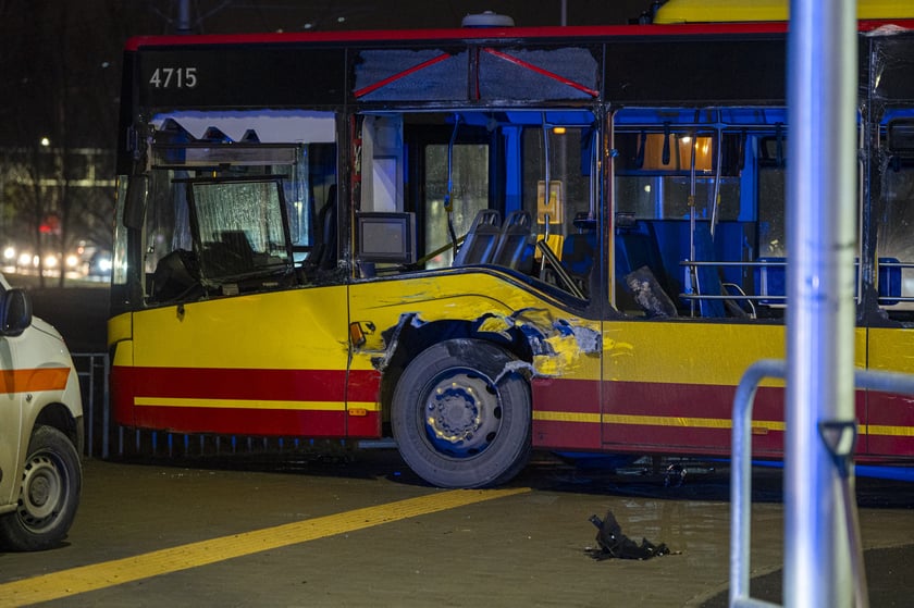 Tramwaj nr 10 wjechał w bok autobusu nr 107. Cztery osoby są lekko ranne
